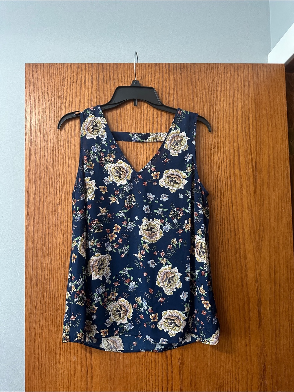 DR2 Navy Floral V-Neck Sleeveless Camisole